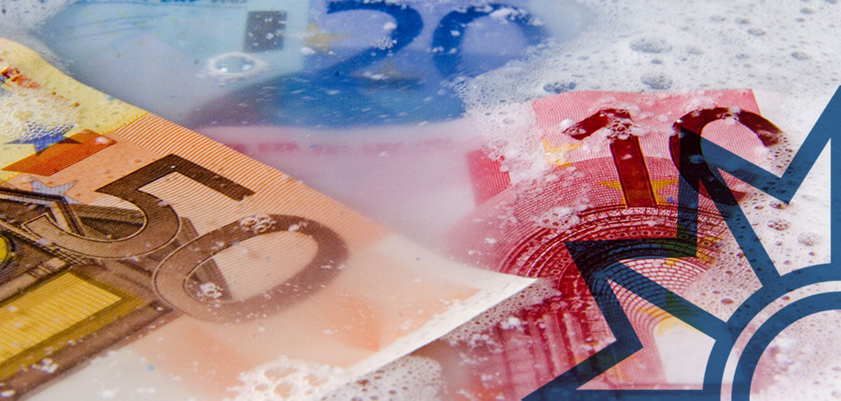 10-, 20- und 50-Euro Geldschein in einer Seifenlauge liegend