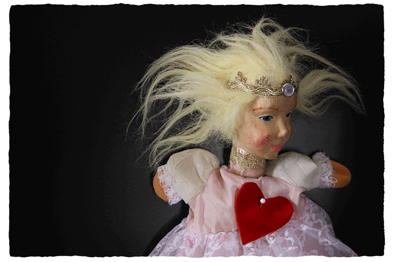 Missbrauch verhindern: Prinzessinen-Puppe mit aufgestecktem Herzen.