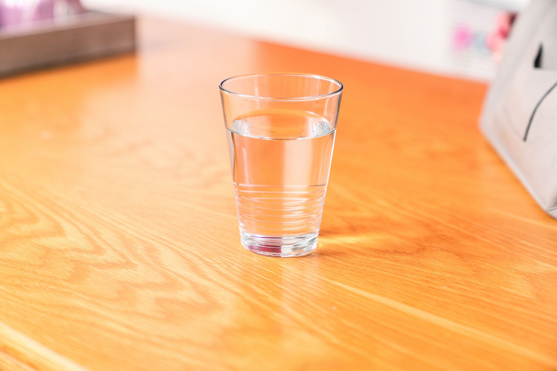 Glas Wasser auf einem Tisch.