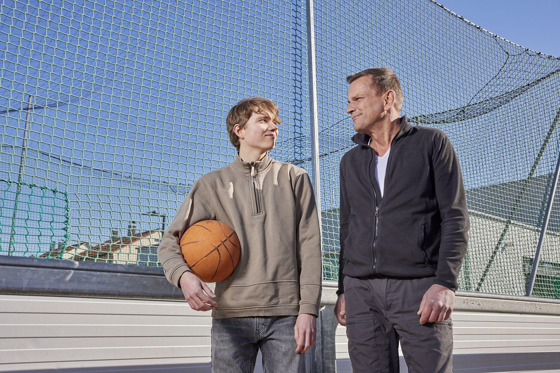 Vater und Sohn wollen Basketball spielen.
