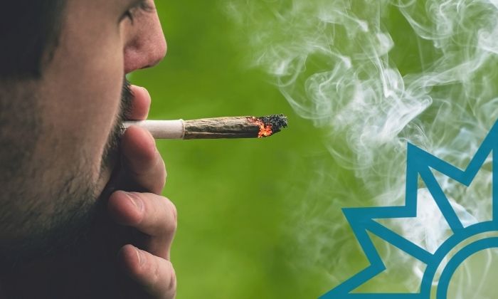 Mann raucht einen Joint mit synthetischen Cannabinoiden.