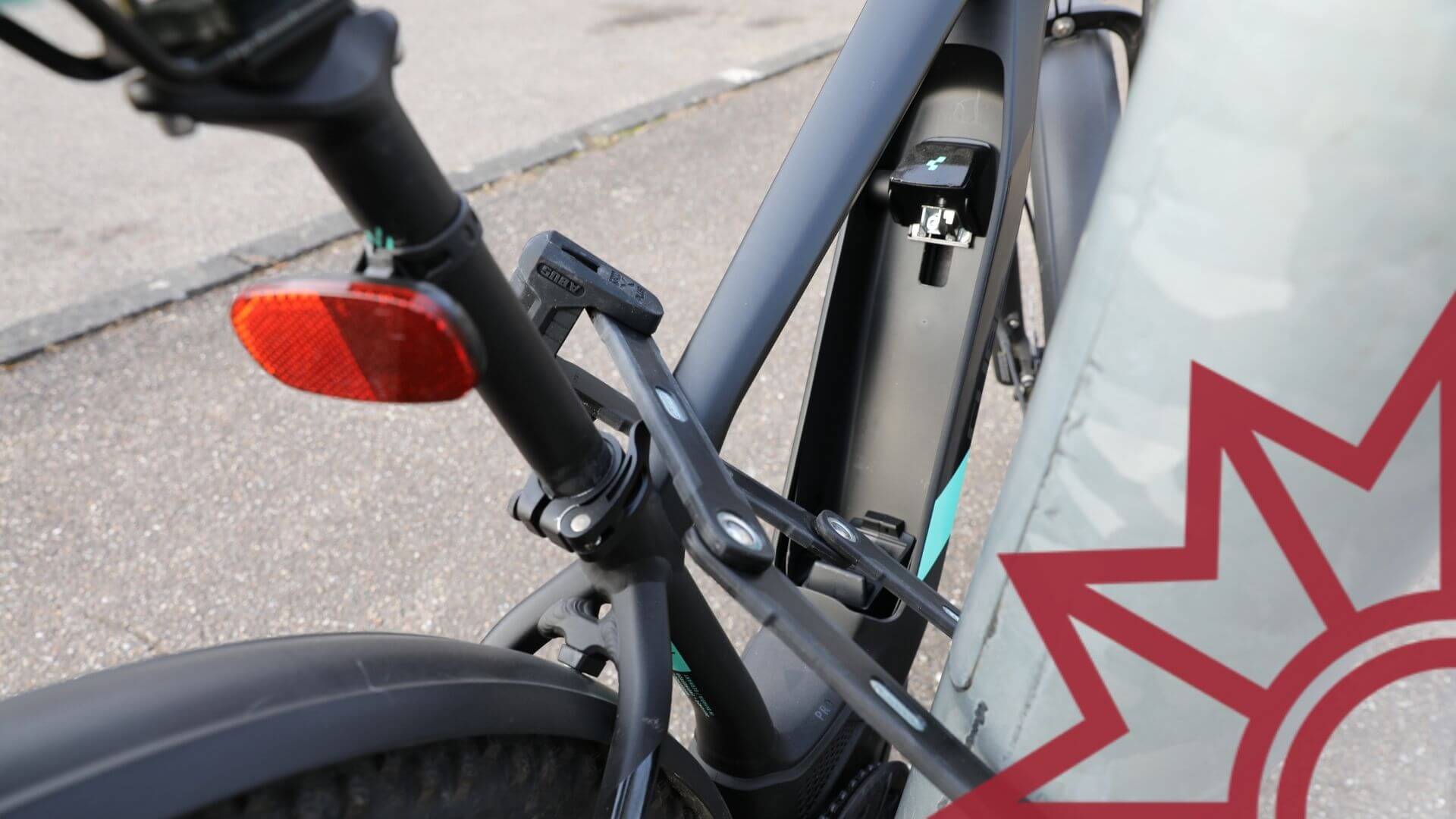 E-Bike mit Faltschloss angeschlossen an einen Laternenmast.