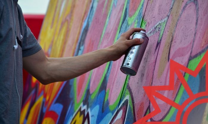Sprayer macht ein Graffiti