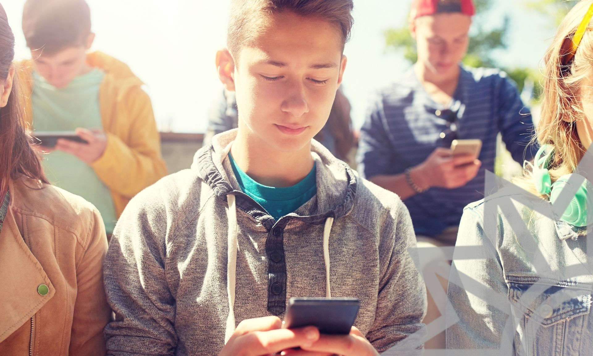 Mehrere Jugendliche schauen in ihre Smartphones