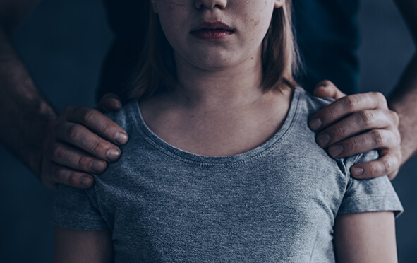 Sexueller Missbrauch von Kindern, Mädchen wird von hinten angefasst