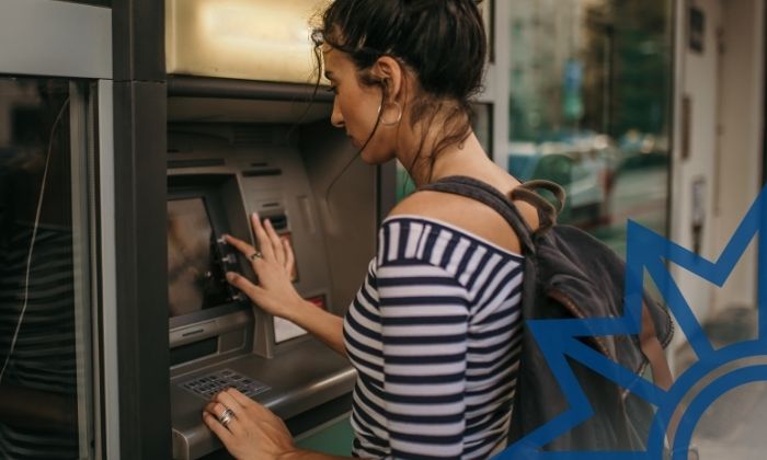 Frau beim Geldabheben am Geldautomaten