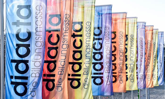 Didacta die Bildungsmesse 2019 in Köln. Bunte wehende Fahnen mit dem Logo der didacta