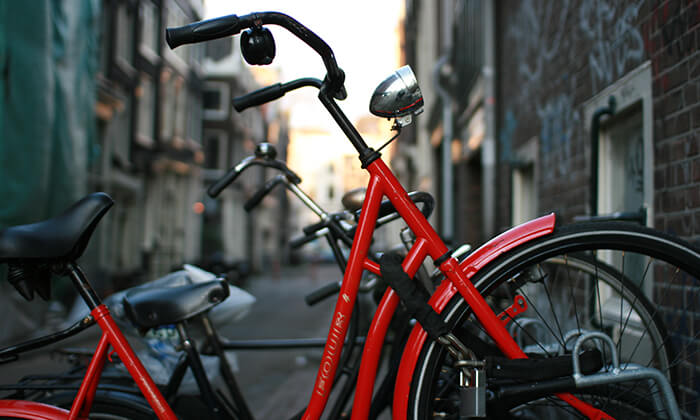 Rotes Fahrrad.