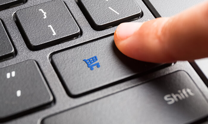 PC-Tastatur mit Hand darauf