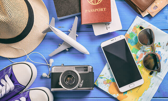 Betrug und Diebstahl im Urlaub: Urlaubsutensilien: Sonnenhut und - brille, Fotoapparat, Flugzeug usw.