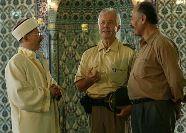 Polizeibeamter zu Besuch beim Imam in einer Moschee.