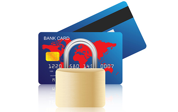Vorder- und Rückseite einer Kreditkarte hinter einem Vorhängeschloss