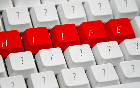 Weiße Tastatur mit fünf roten Tasten, auf denen das Wort Hilfe steht. 