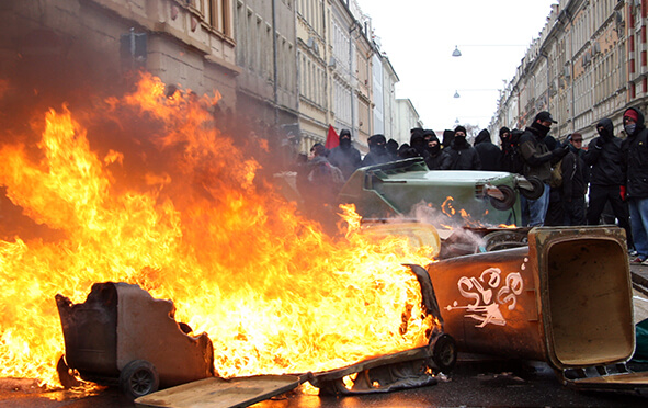 Straftaten mit politisch linker Motivation: Brennendes Auto