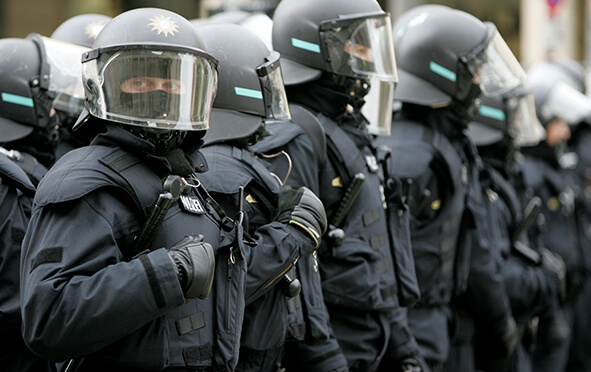 Aufgaben der Polizei: Uniformierte Polizisten, z. B. bei einer Demonstration
