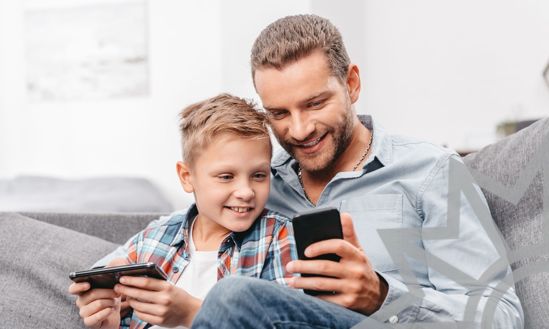 Vater zeigt Sohn sicherheitsbewussten Umgang mit Smartphone.