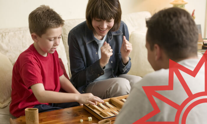 Eltern spielen mit Kind Backgammon