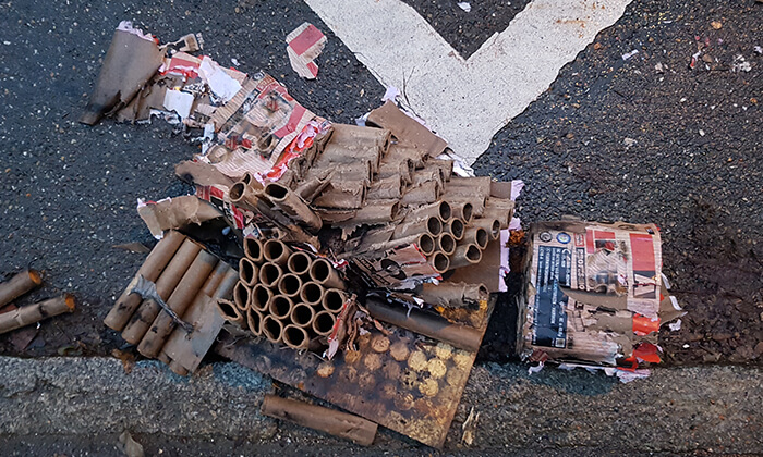 Müll von abgebrannten Feuerwerkskörpern.