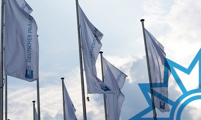 Flaggen mit dem Logo des Deutschen Präventionstags.