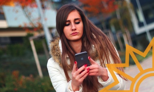 Jugendliche textet mit Smartphone.