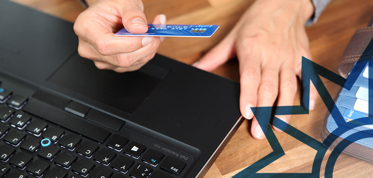Frau will am Laptop ihre Kreditkartendaten eingeben