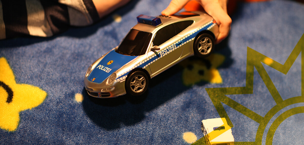 Missbrauch verhindern mit Hilfe. Spielzeug Polizeiauto