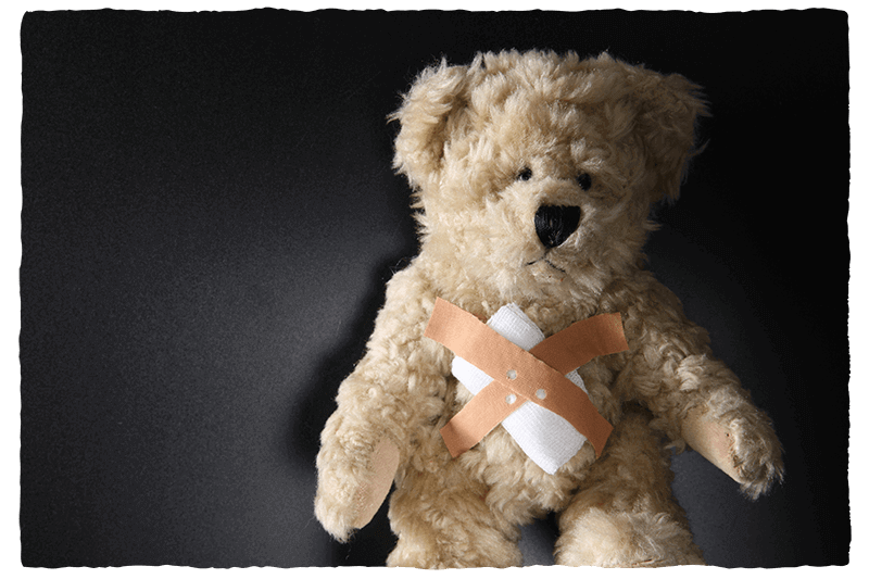 Missbrauch verhindern: Bären-Motiv. Teddy-Bar mit Pflaster.