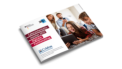 Titelbild der Broschüre "Cybersicherheitsmonitor 2025 - Digitaler Familienalltag" mit einer Familie im Wohnzimmer. Zwei Kinder liegen lachend auf dem Teppich und schauen auf ein Tablet. Im Hintergrund sitzen die Eltern auf dem Sofa und nutzen Smartphones. Links das Logo des BSI, der Polizei und CyMon.