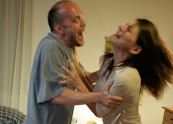 Mann schubst während eines Streits seine Frau.