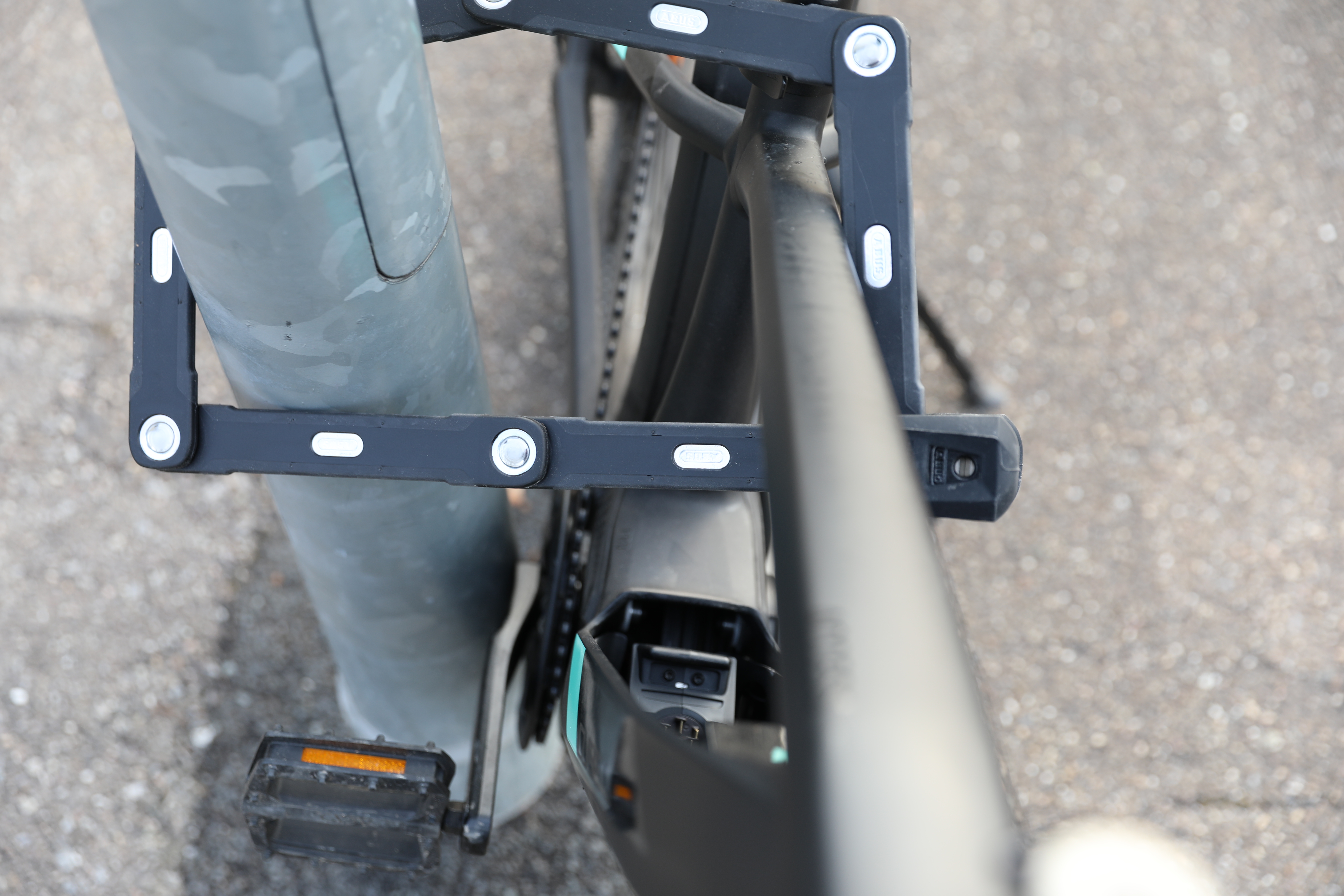 E-Bike Fahrradrahmen mit Faltschloss gesichert.