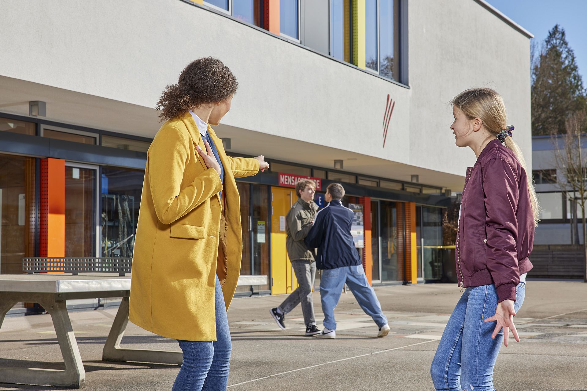 Schulhofkampf wird von Jugendlichen beobachtet.