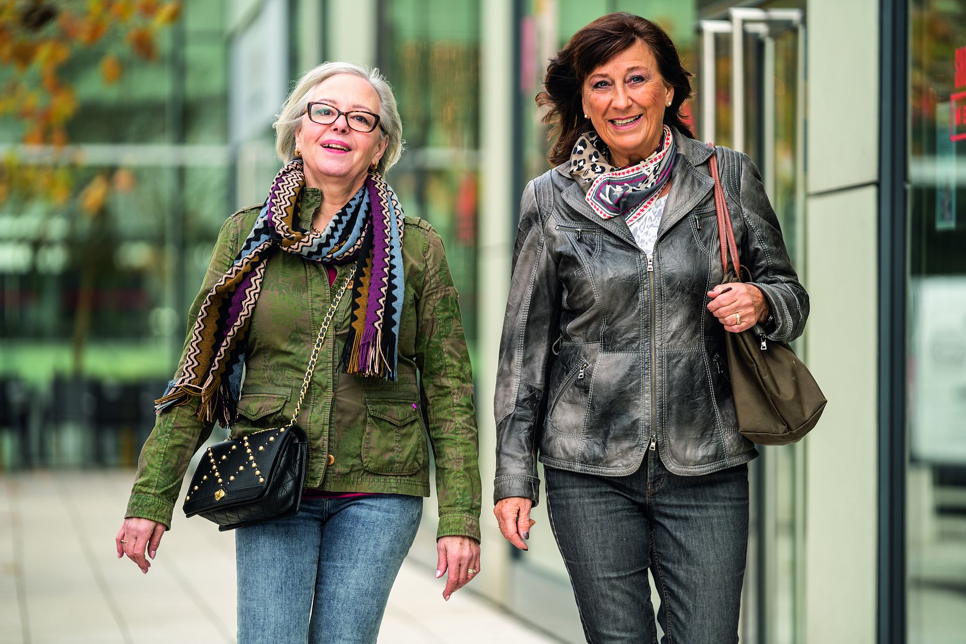 Zwei Frauen beim Spaziergang durch die Stadt.