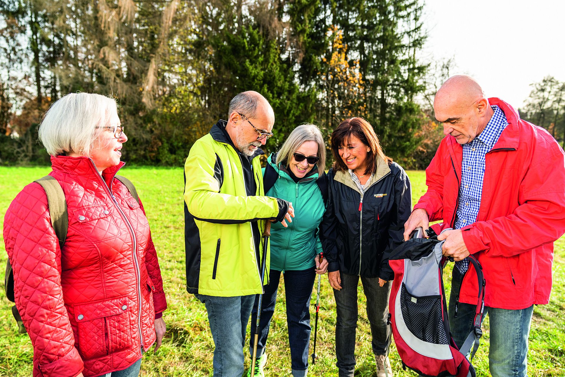 Senioren-Wandergruppe macht einen kleinen Halt.