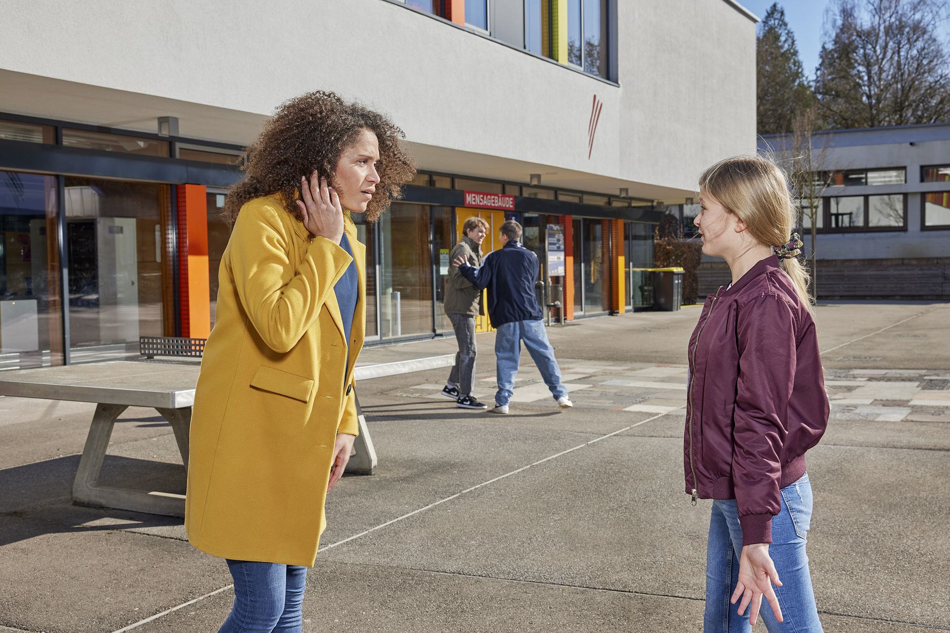 Zwei Zeuginnen beobachten Schlägerei auf dem Schulhof.