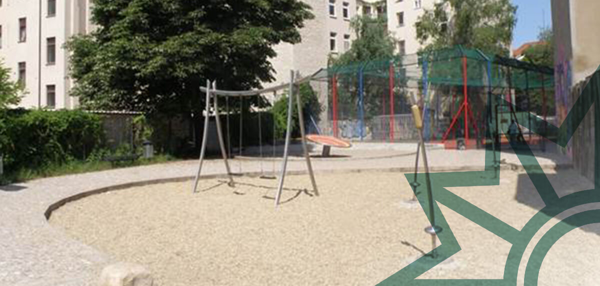 Spielplatz zwischen Mehr-Familienhäusern.