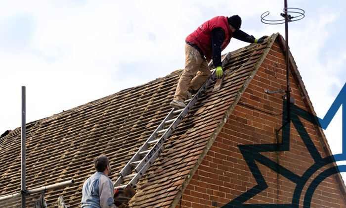Dachdecker arbeiten auf altem Dach.