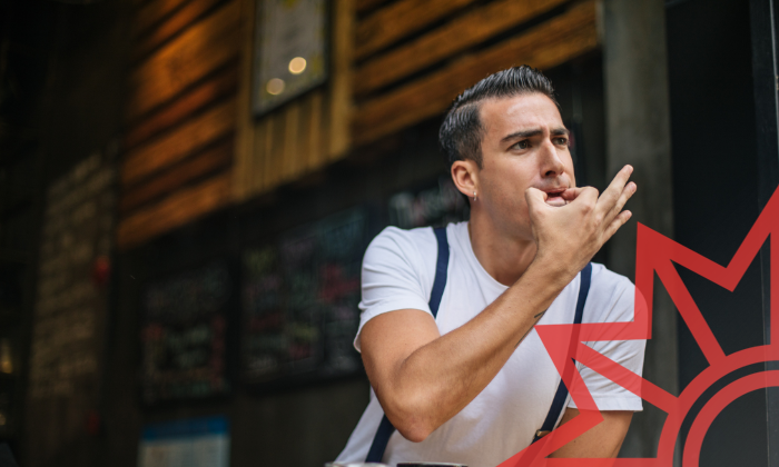 Catcalling ist kein Kompliment: Mann pfeift einer Frau hinterher.