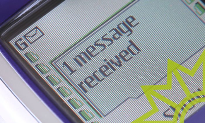 Display eines Handys, auf dem "1 message received" steht.