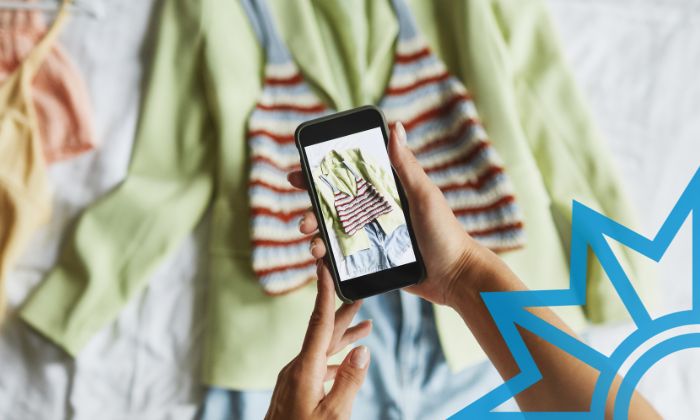 Jemand fotografiert eine Outfit, um es über eine Second-Hand-Verkaufsplattform zu verkaufen.