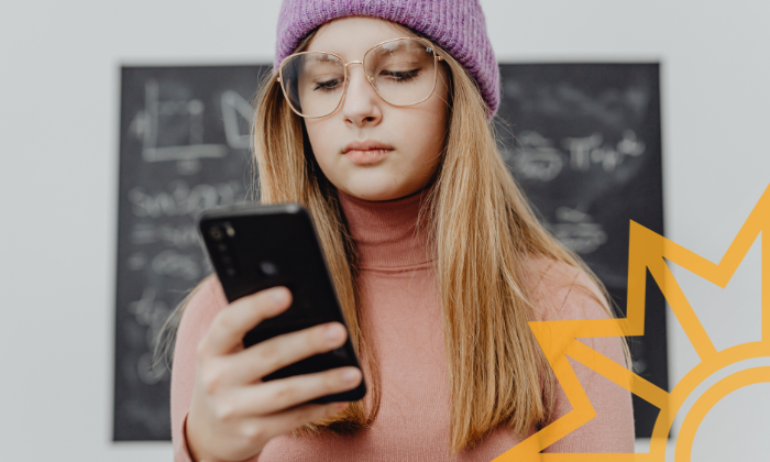 Junges Mädchen wird Opfer rechter Gewalt in Online Communities.