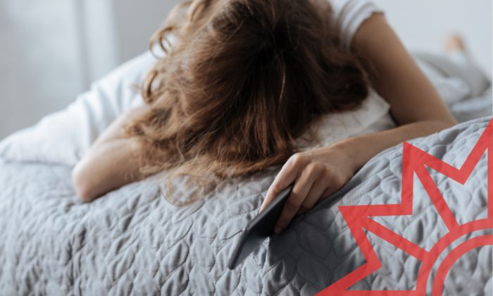 Frau liegt bewusstlos auf dem Bett.