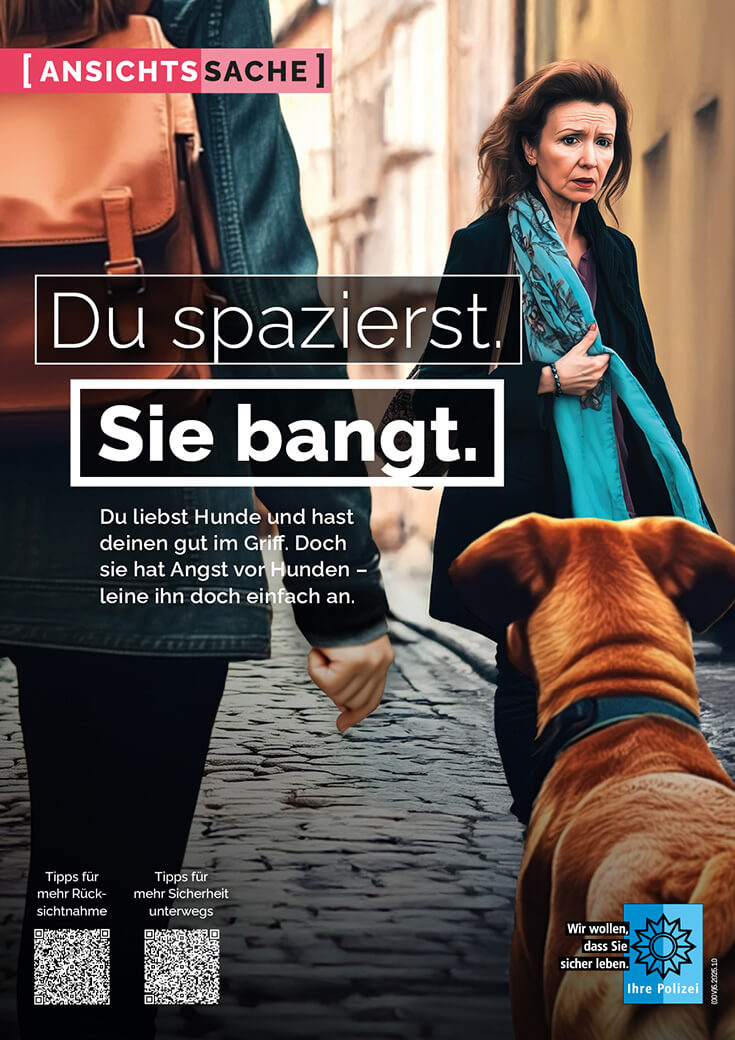 Plakat Ansichtssache: Du spazierst. Sie bangt. - Hund anleinen für mehr Rücksicht. Eine Frau fühlt sich unwohl, weil ein unangeleinter Hund nahe kommt. Das Plakat Ansichtssache „Du spazierst. Sie bangt“ macht darauf aufmerksam, bitte Hunde anzuleinen und somit für mehr Rücksicht in der Stadt zu sorgen.