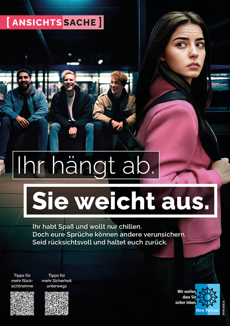 Plakat Ansichtssache: „Ihr hängt ab. Sie weicht aus.“ - Polizei-Kampagne für Rücksicht untereinander Eine Gruppe junger Männer sitzt lachend in Bahnhofsnähe. Eine junge Frau mit einem pinken Oberteil fühlt sich unwohl und weicht aus. Plakattext: „Ihr hängt ab. Sie weicht aus.“