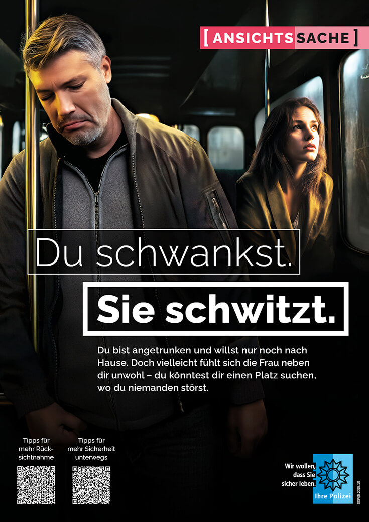 Plakat Ansichtssache: „Du schwankst. Sie schwitzt.“ - Polizei-Kampagne für mehr Rücksicht in Bus und Bahn Ein betrunkener Mann schwankt in öffentlichem Verkehrsmittel. Neben ihm sitzt eine verunsicherte Frau. Plakat „Du schwankst. Sie schwitzt.“ der Polizei für mehr Rücksichtnahme unterwegs.