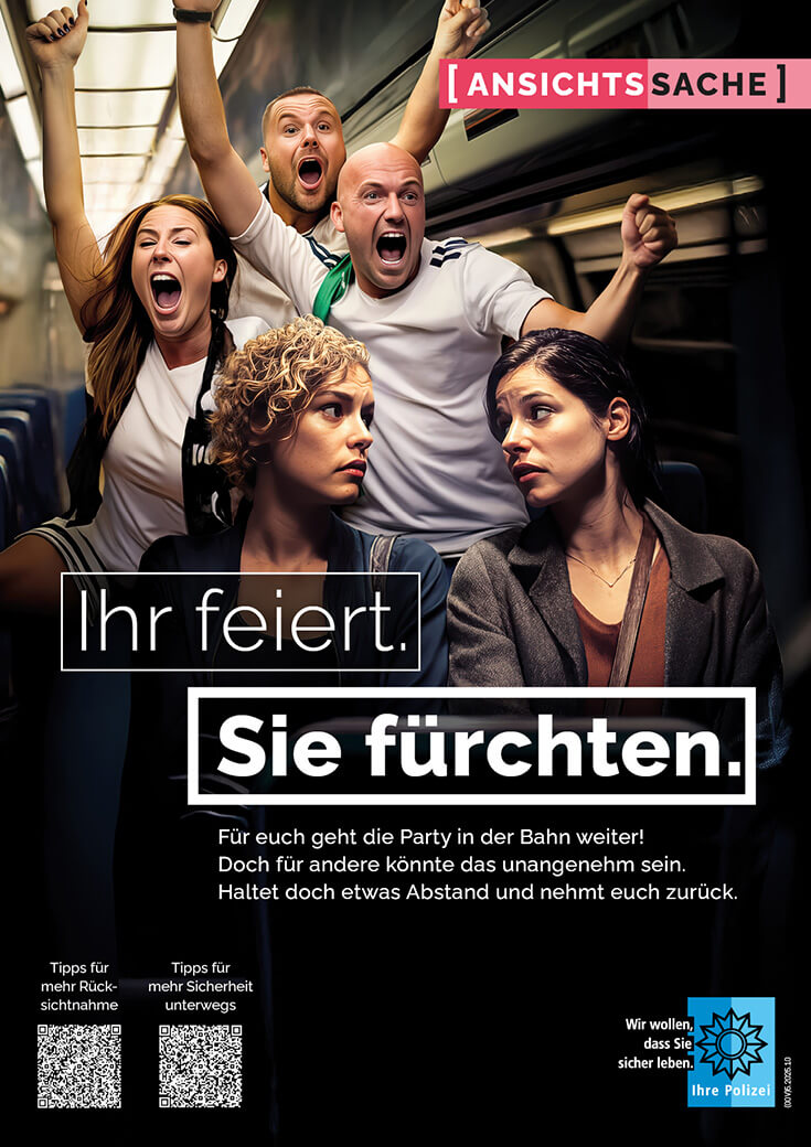 Plakat Ansichtssache: „Ihr feiert. Sie fürchten.“ - Polizei-Kampagne für Rücksicht in Bus und Bahn Jubelnde Fans in einer Bahn feiern laut, zwei Frauen im Vordergrund wirken verängstigt. Plakat „Ihr feiert. Sie fürchten.“ ruft zur Rücksichtname auf.