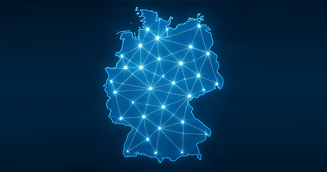 Darstellung einer vernetzten Deutschlandkarte mit leuchtenden Verbindungspunkten, symbolisiert die digitale und analoge Zusammenarbeit zwischen Städten zur Verbesserung der öffentlichen Sicherheit.