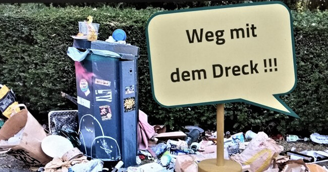 Ein überfüllter Mülleimer steht am Straßenrand, umgeben von Müll. Daneben eine große Sprechblase mit der Aufschrift „Weg mit dem Dreck“.