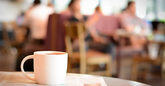 Caféraum mit Sitzgelegenheiten und Theke, als geschützter Treffpunkt mit Beratung und einfachen Hilfsangeboten.