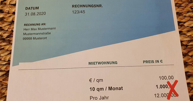 Foto eines Dokuments mit einer hohen Mietpreisangabe und einem roten X, das auf eine Begrenzung oder Ablehnung der Miete hinweist.