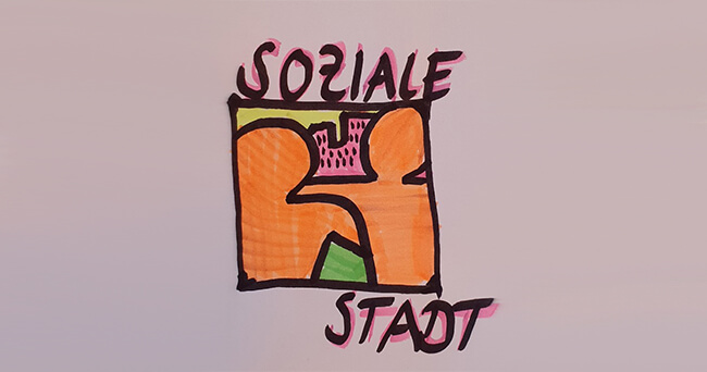 Gezeichnetes Logo des Programms „Soziale Stadt“ mit zwei abstrahierten menschlichen Figuren in Orange vor stilisierter Stadtansicht auf rosa Hintergrund, ergänzt um die Schriftzüge „Soziale Stadt“.
